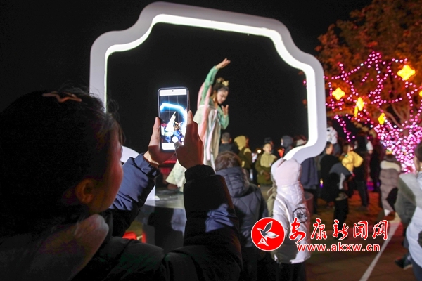 安康高新区“欢欢喜喜过大年”2024年春节文旅商贸活动暨桃花源新春灯会启动 - 安康新闻网(图3) 安康高新区“欢欢喜喜过大年”2024年春节文旅商贸活动暨桃花源新春灯会启动 - 安康新闻网(图3)