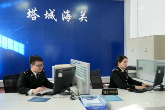 开年看一线丨新疆巴克图口岸进出口贸易保持强劲增势(图4) 开年看一线丨新疆巴克图口岸进出口贸易保持强劲增势(图4)
