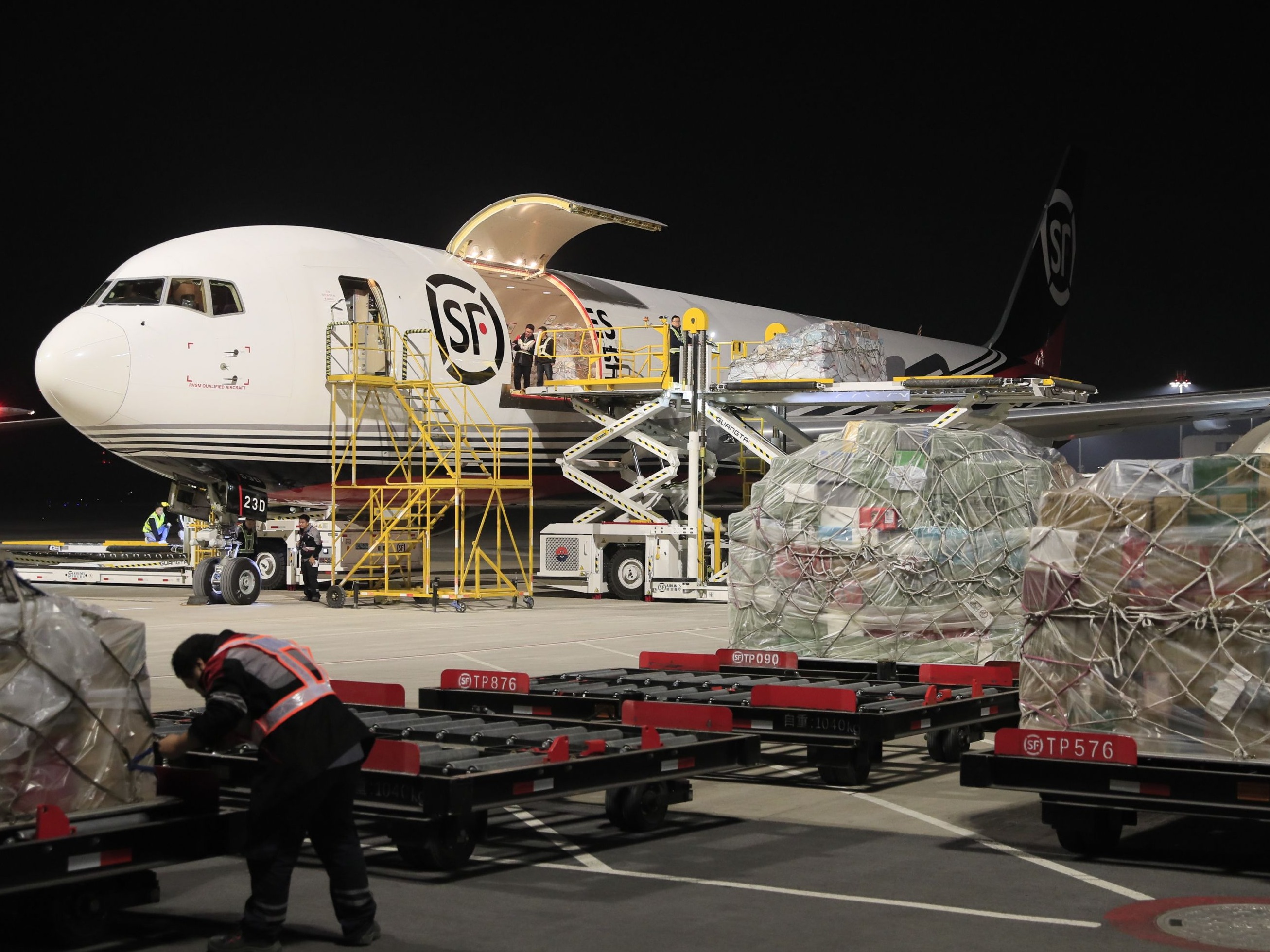花湖机场加速打造国际自由贸易航空港(图1)